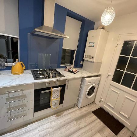 Hla Holytown Apartment Mossend Bagian luar foto