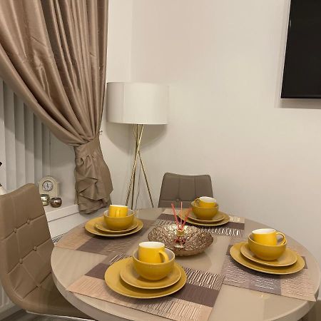 Hla Holytown Apartment Mossend Bagian luar foto