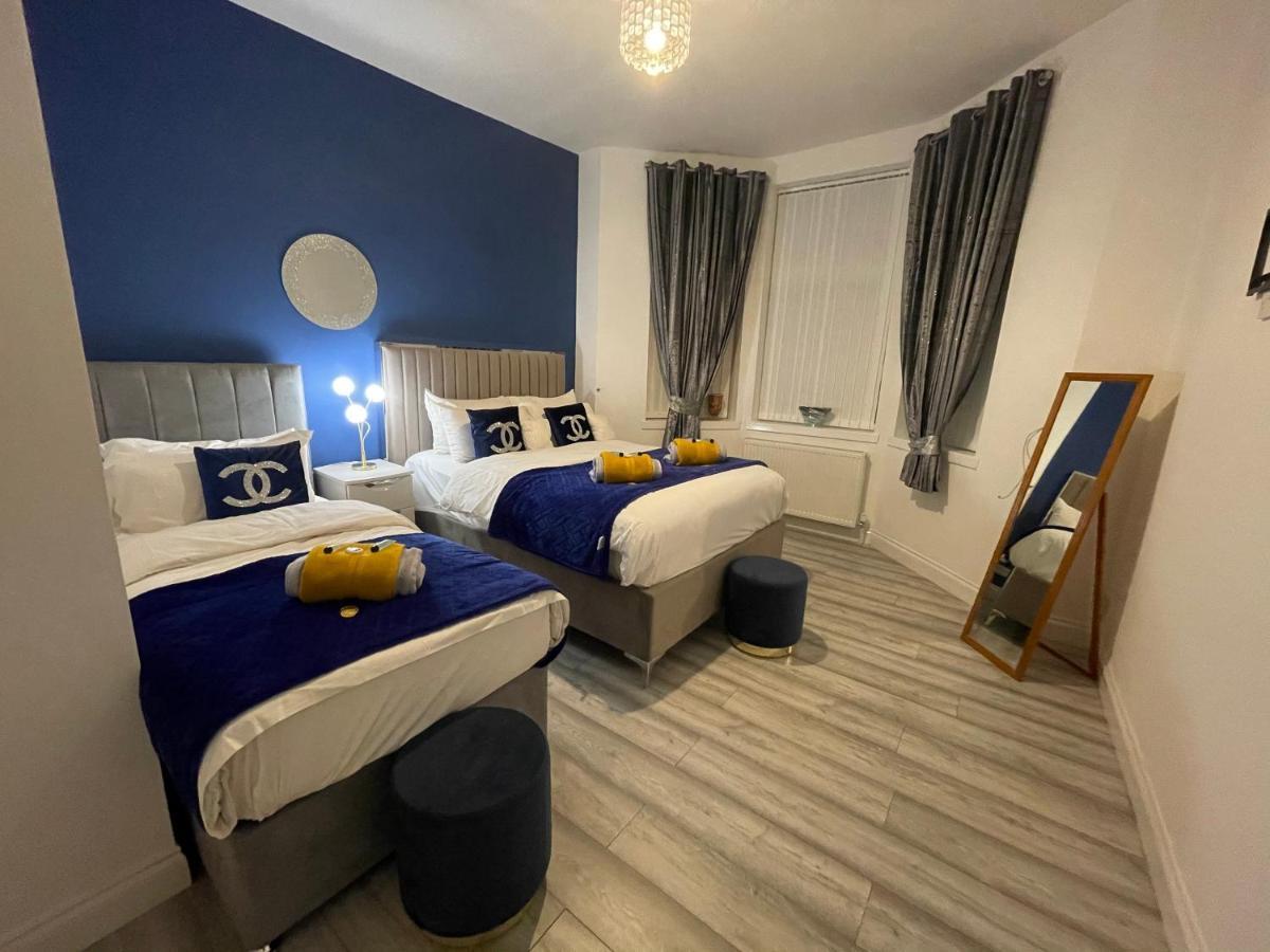 Hla Holytown Apartment Mossend Bagian luar foto