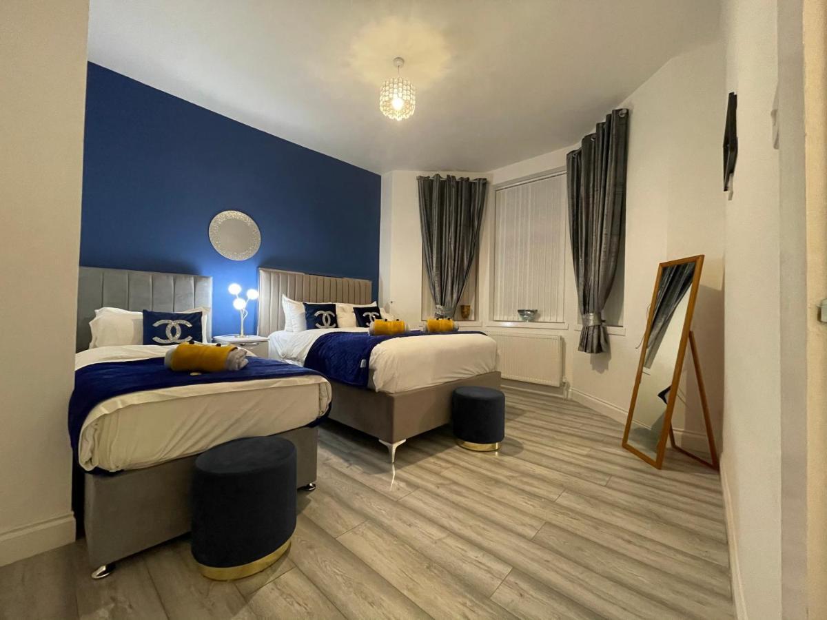 Hla Holytown Apartment Mossend Bagian luar foto