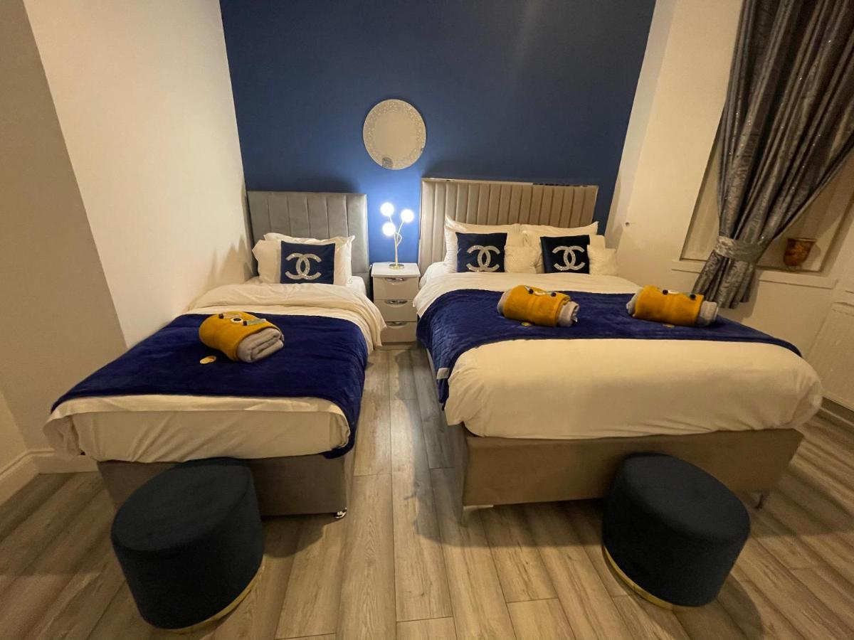 Hla Holytown Apartment Mossend Bagian luar foto