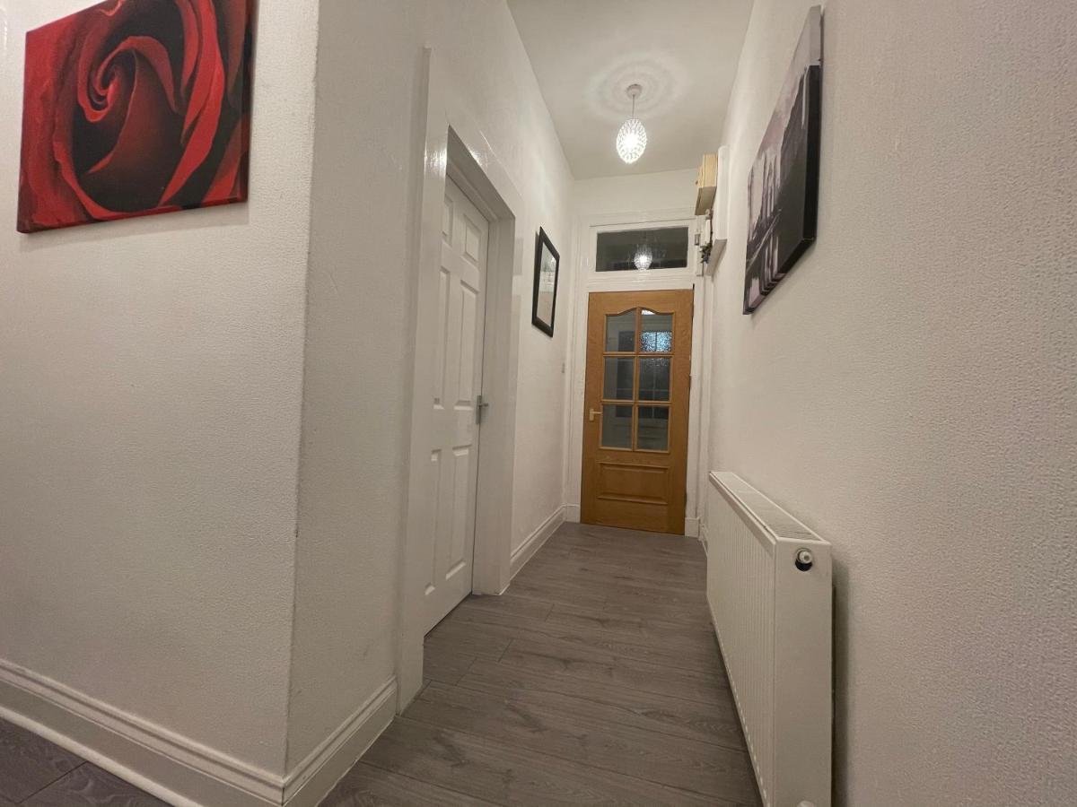 Hla Holytown Apartment Mossend Bagian luar foto