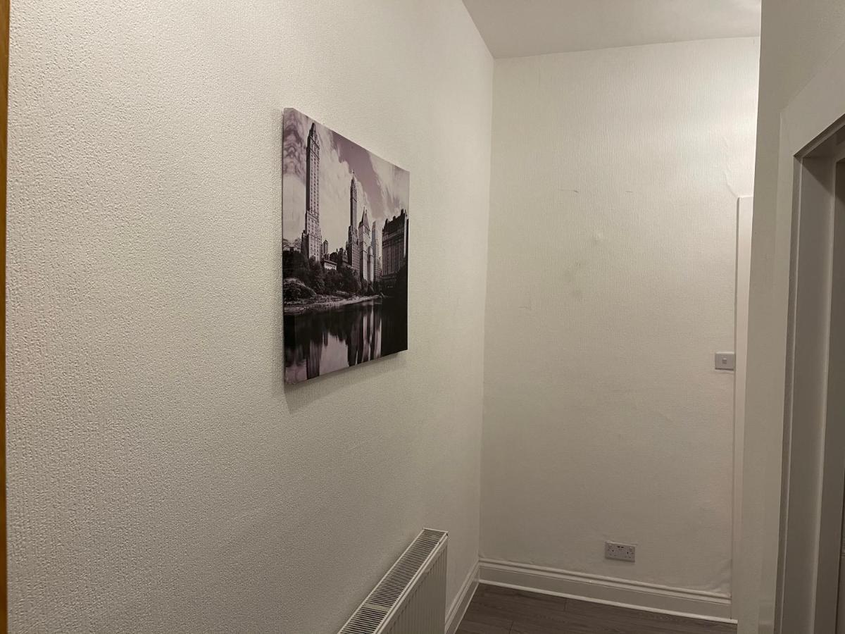 Hla Holytown Apartment Mossend Bagian luar foto
