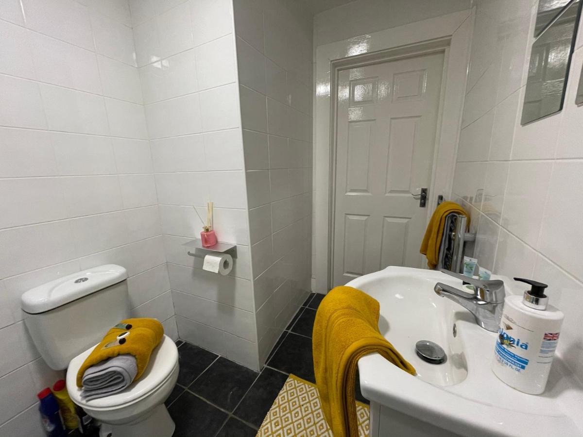 Hla Holytown Apartment Mossend Bagian luar foto