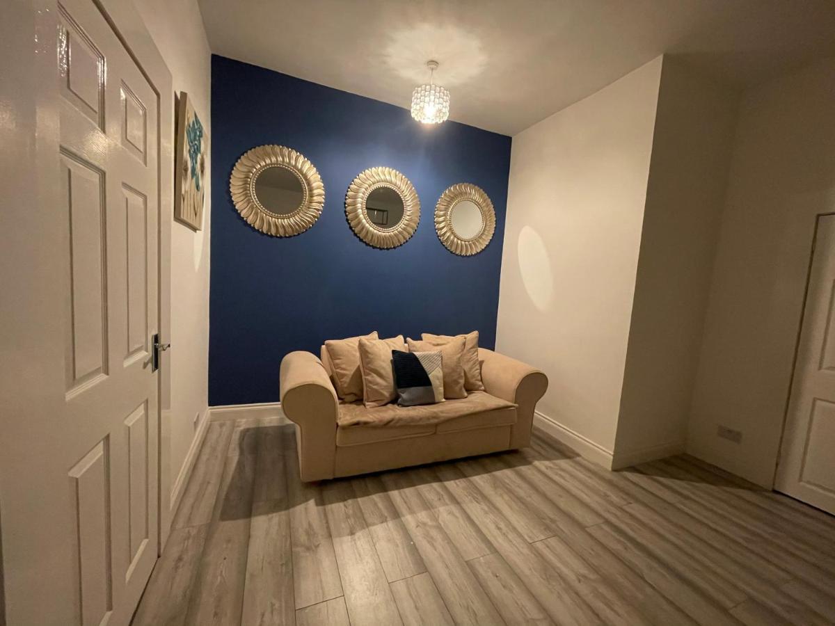 Hla Holytown Apartment Mossend Bagian luar foto