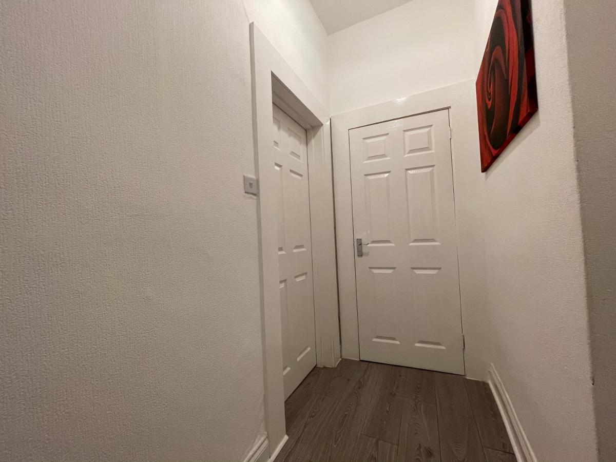 Hla Holytown Apartment Mossend Bagian luar foto