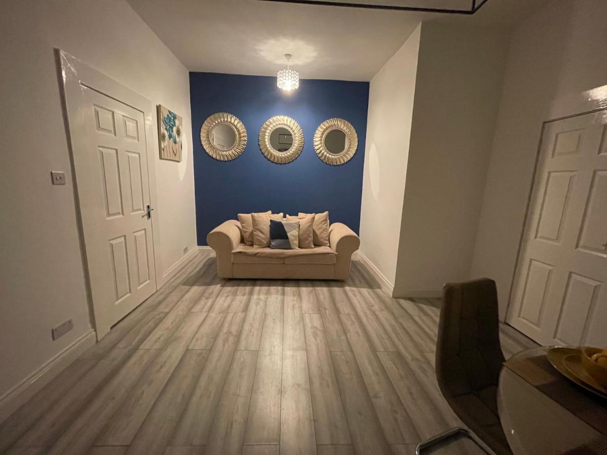 Hla Holytown Apartment Mossend Bagian luar foto