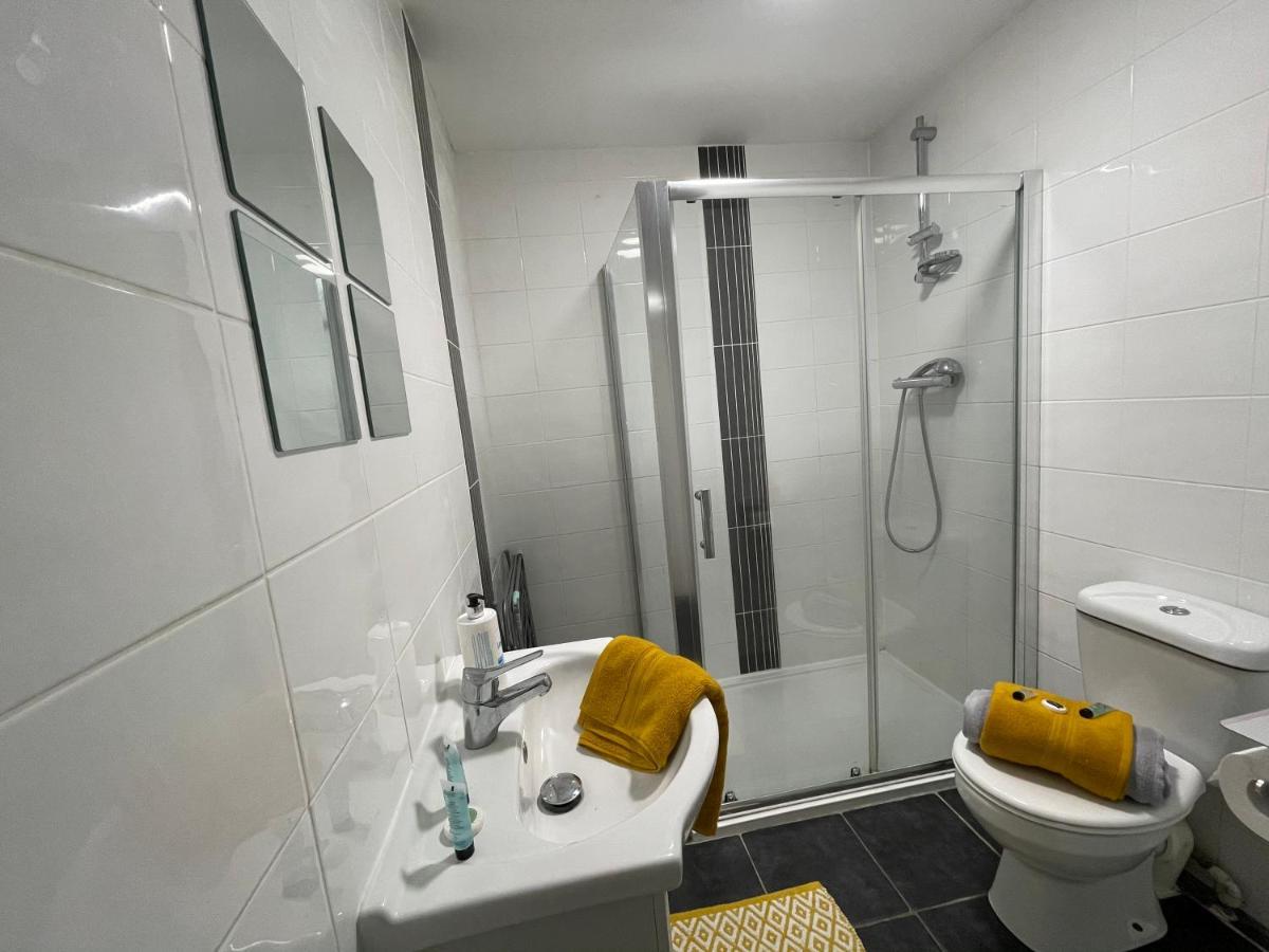 Hla Holytown Apartment Mossend Bagian luar foto