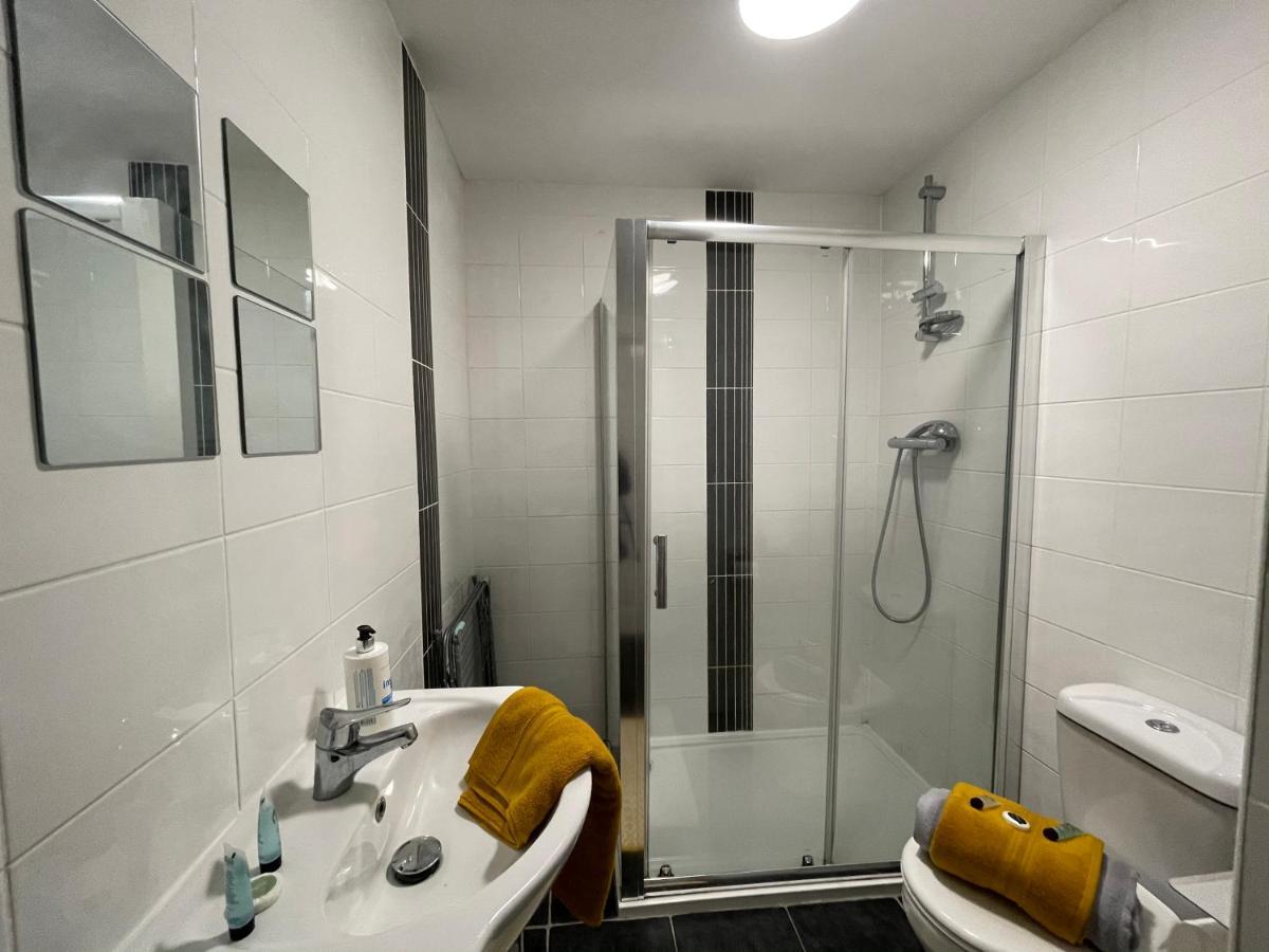 Hla Holytown Apartment Mossend Bagian luar foto