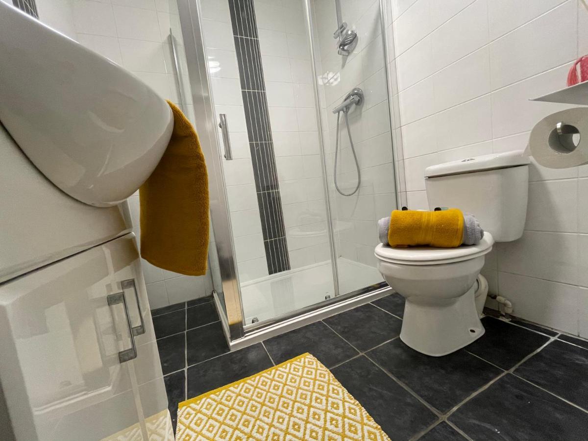Hla Holytown Apartment Mossend Bagian luar foto