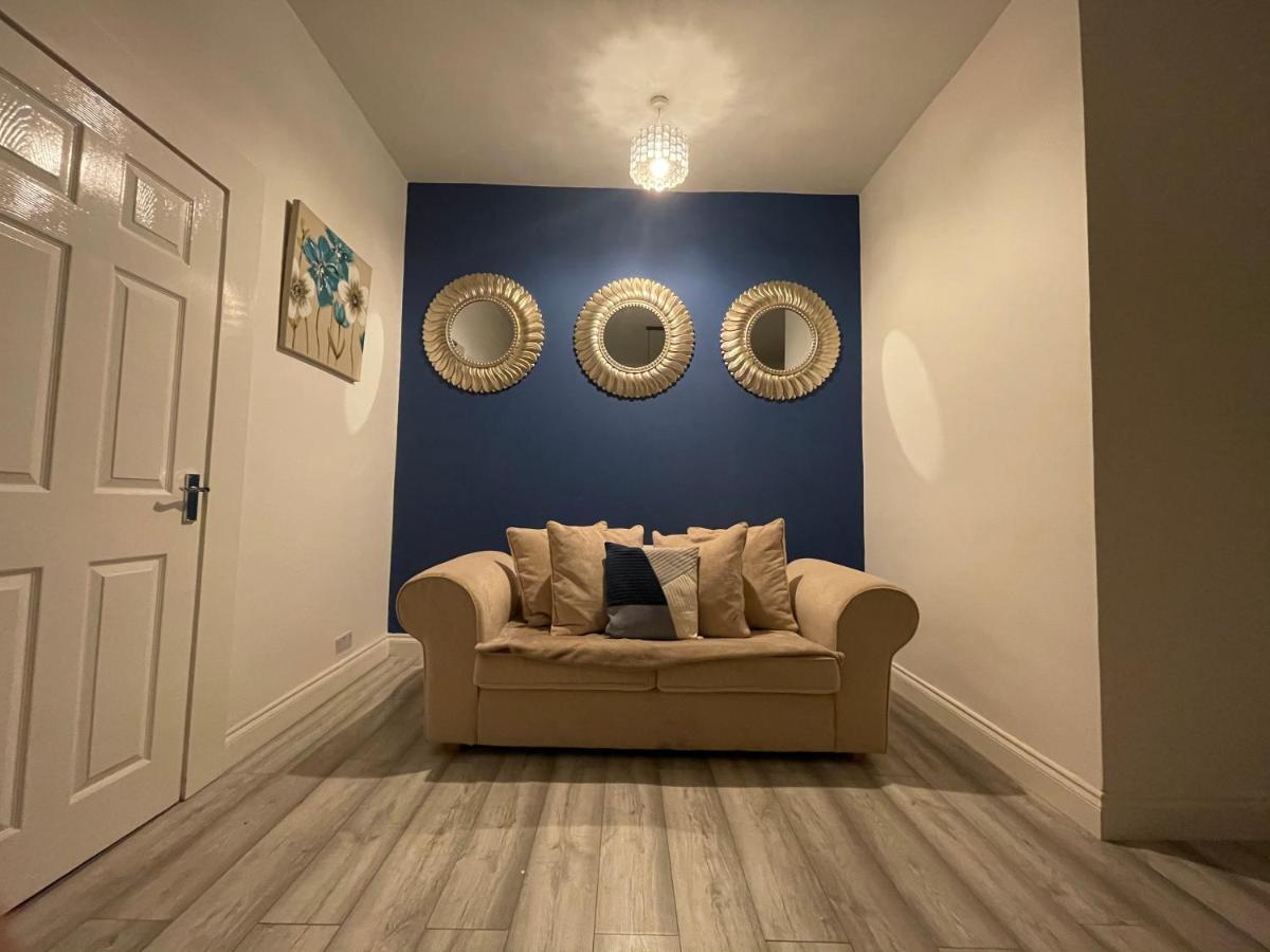 Hla Holytown Apartment Mossend Bagian luar foto