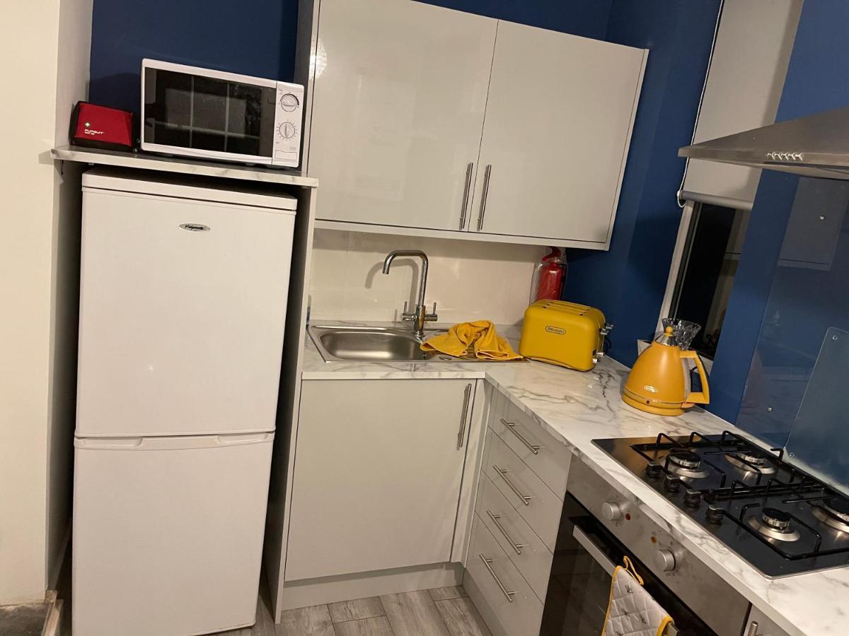 Hla Holytown Apartment Mossend Bagian luar foto