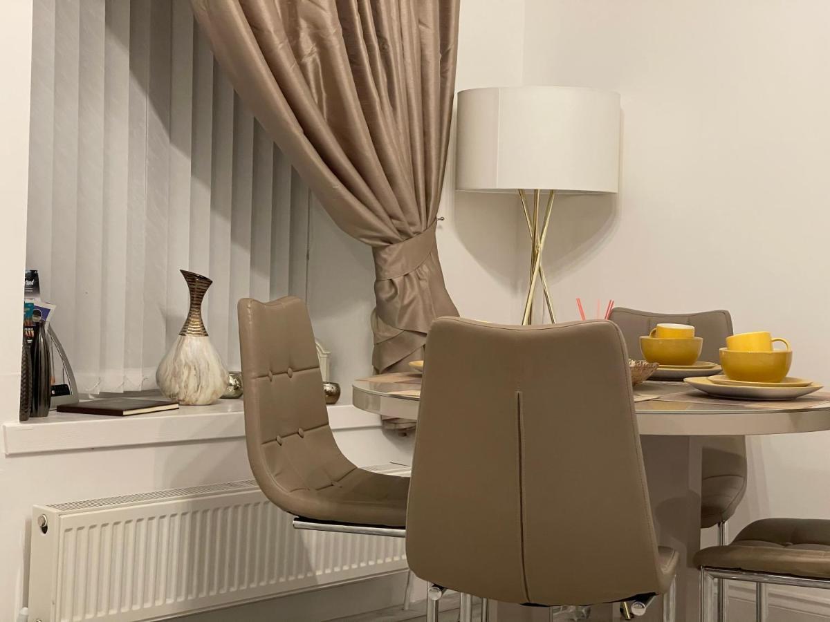 Hla Holytown Apartment Mossend Bagian luar foto