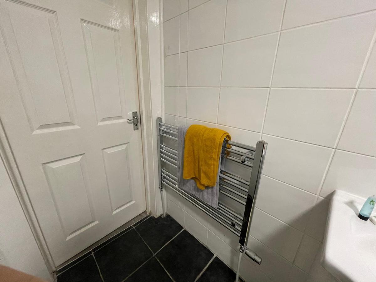 Hla Holytown Apartment Mossend Bagian luar foto