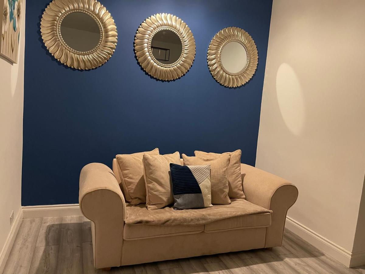 Hla Holytown Apartment Mossend Bagian luar foto