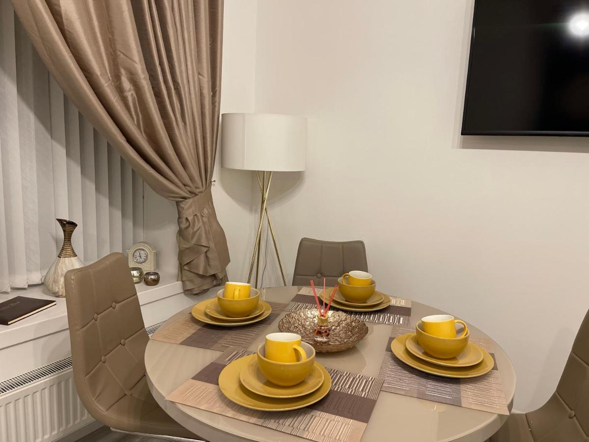 Hla Holytown Apartment Mossend Bagian luar foto