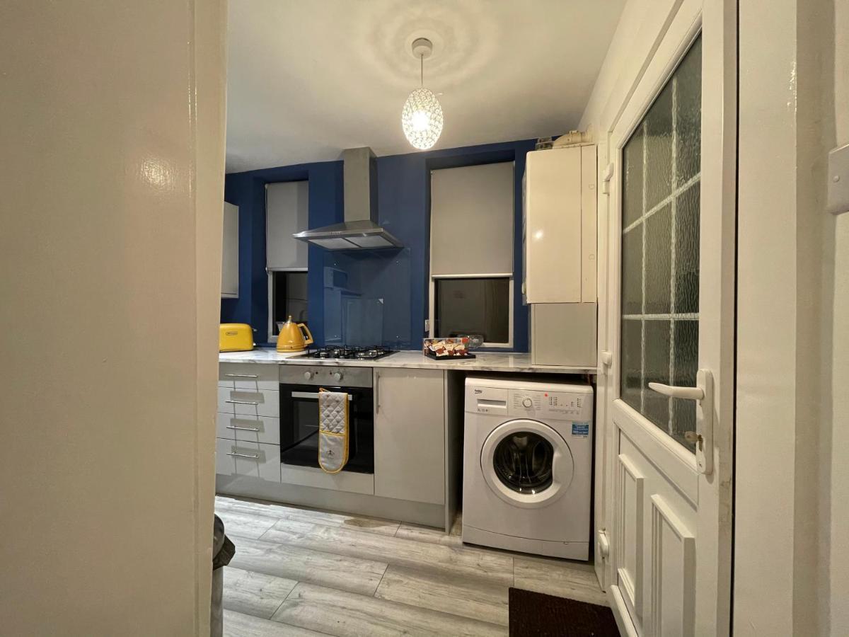 Hla Holytown Apartment Mossend Bagian luar foto