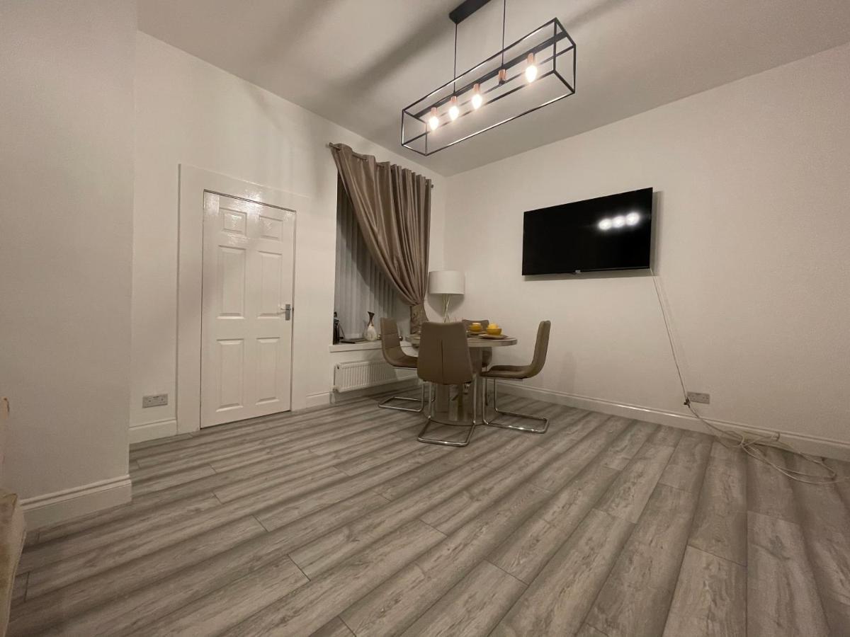 Hla Holytown Apartment Mossend Bagian luar foto