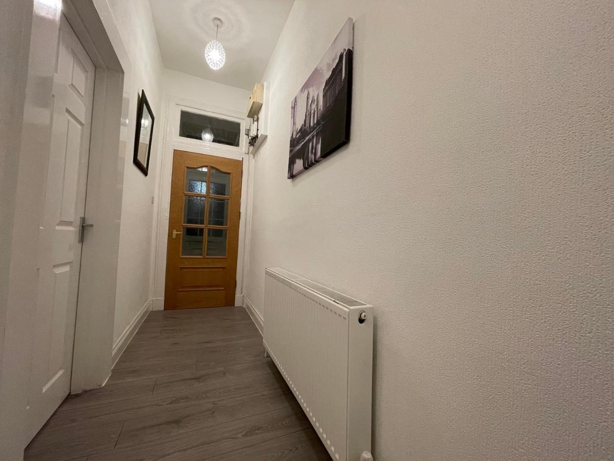 Hla Holytown Apartment Mossend Bagian luar foto