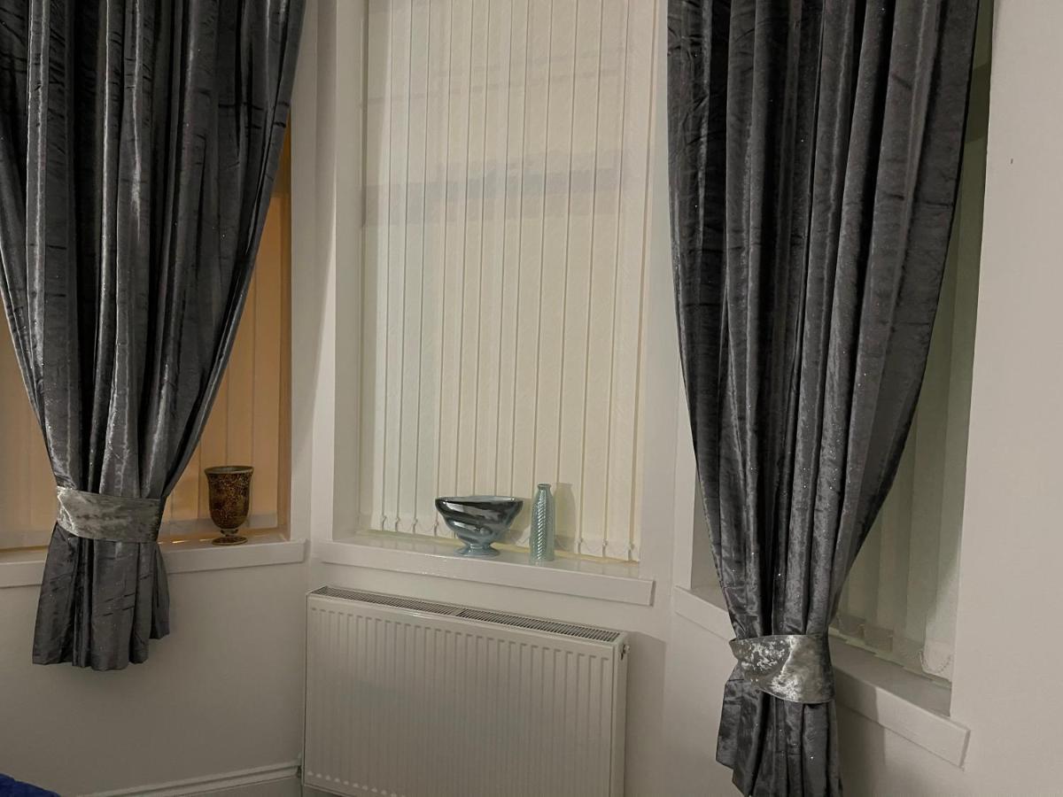 Hla Holytown Apartment Mossend Bagian luar foto