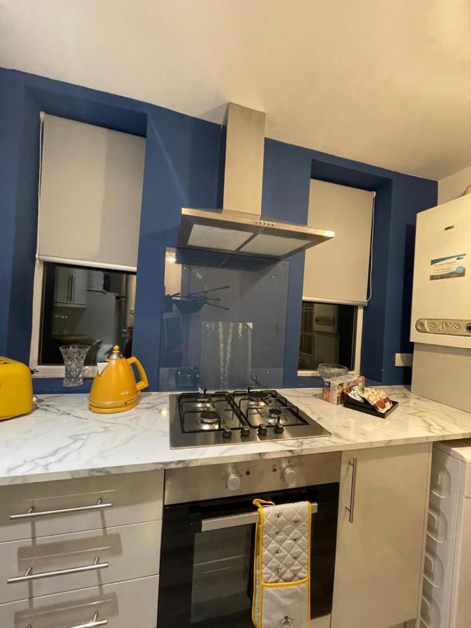 Hla Holytown Apartment Mossend Bagian luar foto