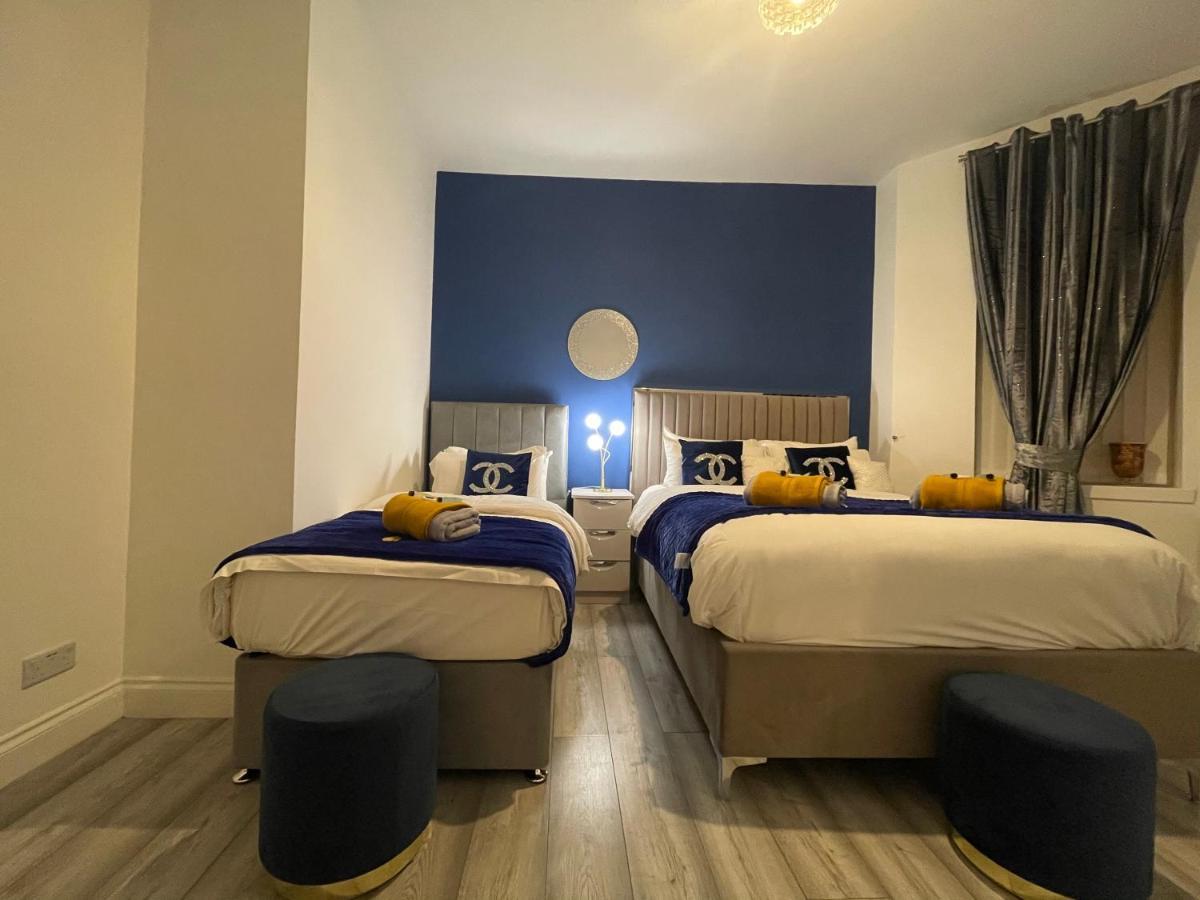 Hla Holytown Apartment Mossend Bagian luar foto