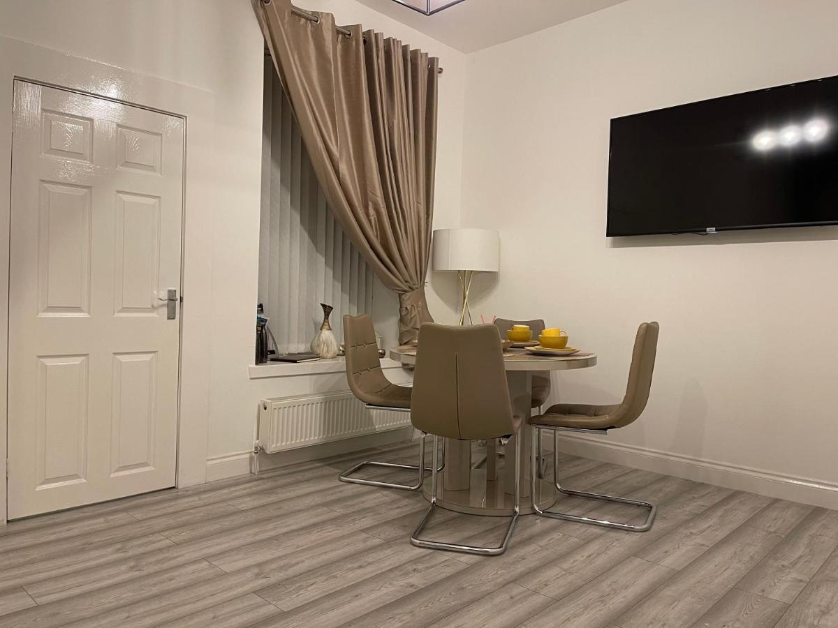 Hla Holytown Apartment Mossend Bagian luar foto