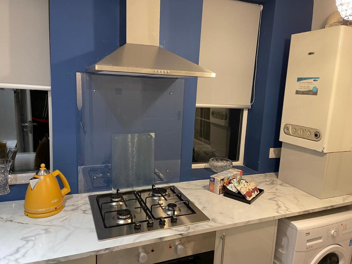 Hla Holytown Apartment Mossend Bagian luar foto