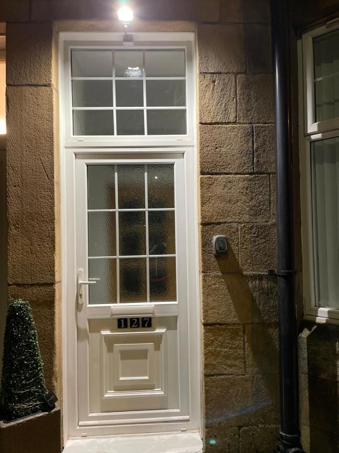 Hla Holytown Apartment Mossend Bagian luar foto