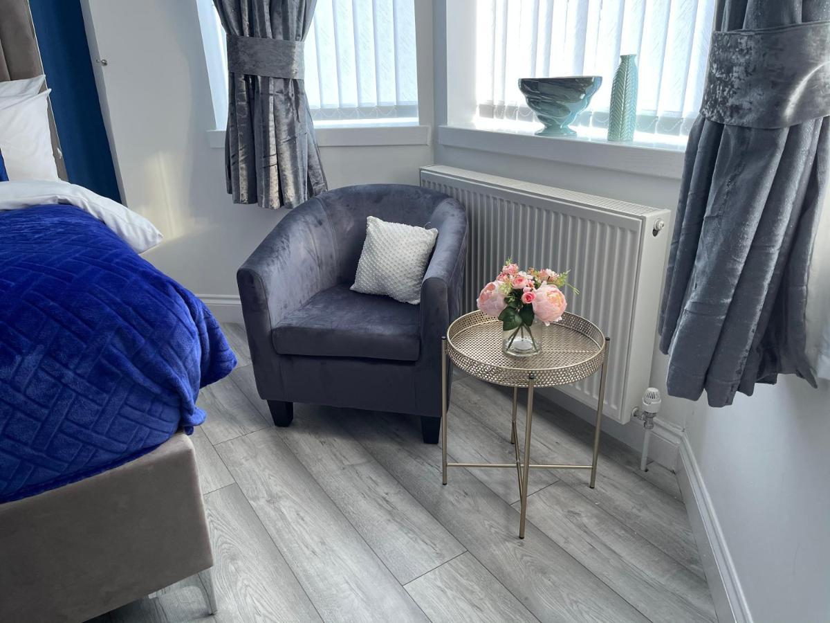 Hla Holytown Apartment Mossend Bagian luar foto